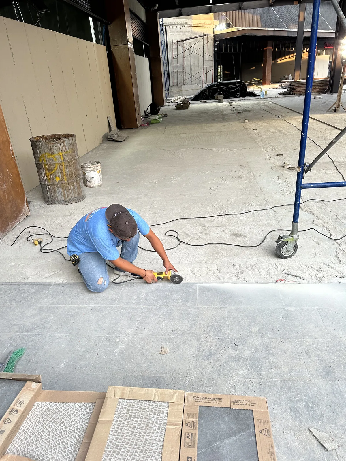 Trabajador realizando acabados